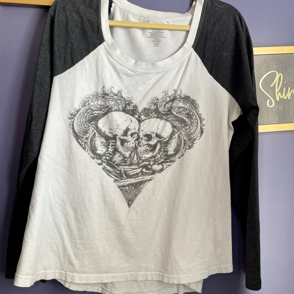 Torrid skull long sleeve gray and white 1x